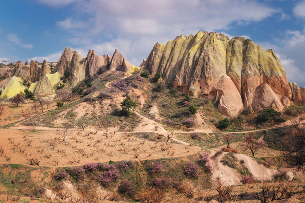 Montañas coloridas paisaje de Capadocia, Turquía
 - Foto, Imagen
