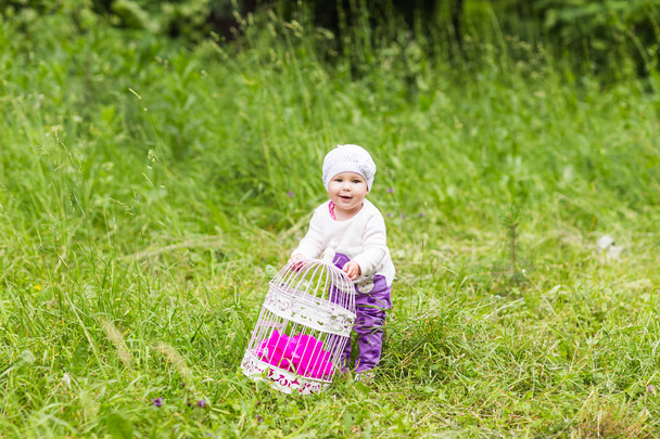 Yeşil çimenlerin üzerinde oynayan kız bebek - Fotoğraf, Görsel