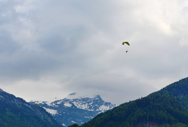 スイスのインターラーケンの上空でパラ モーター - 写真・画像
