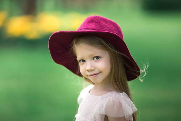 Piękna dziewczyna w kapeluszu bordowy - Zdjęcie, obraz
