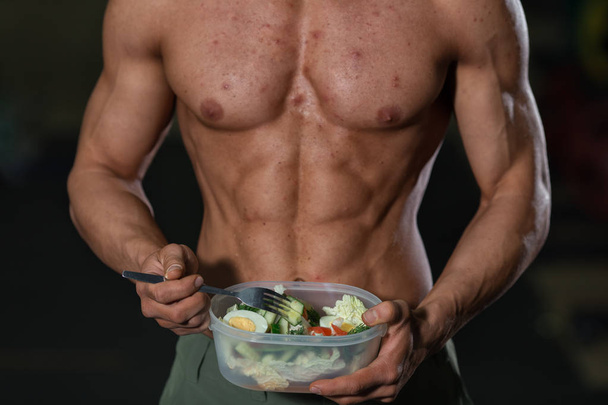 Ανθυγιεινών τροφίμων έννοια, το σώμα αθλητή με σπυράκια - Φωτογραφία, εικόνα