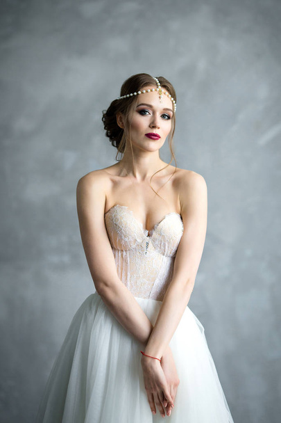 Portrait of a beautiful bride. Bride's fees in the studio - Zdjęcie, obraz