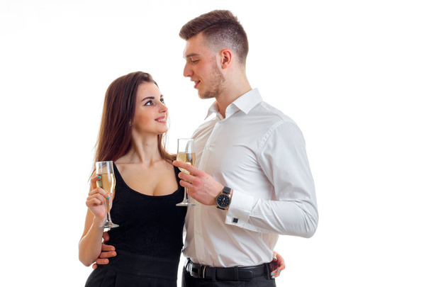Чуттєва молода пара в любові п'є шампанське і посміхається один одному
 - Фото, зображення