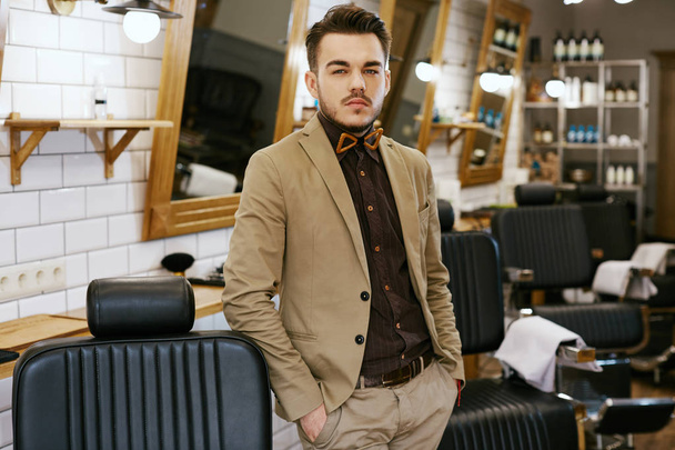 bel homme posant au salon de coiffure
  - Photo, image