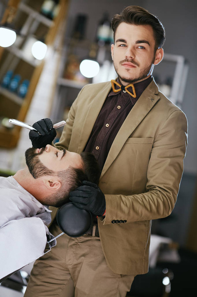 Красивый парикмахер делает свою работу
  - Фото, изображение