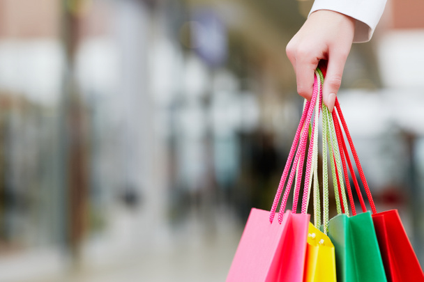 vrouw bedrijf kleurrijke shopping tassen - Foto, afbeelding