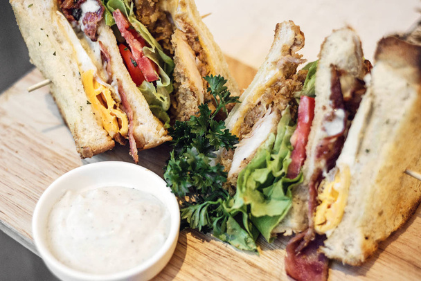 курячий бургер бекон яєчний салат клуб сендвіч набір
 - Фото, зображення