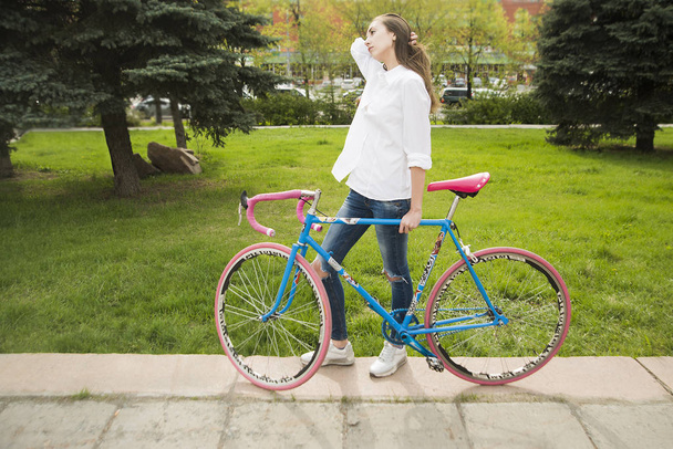 stylish modern hipster girl  with  sport vintage bicycle  - Foto, immagini