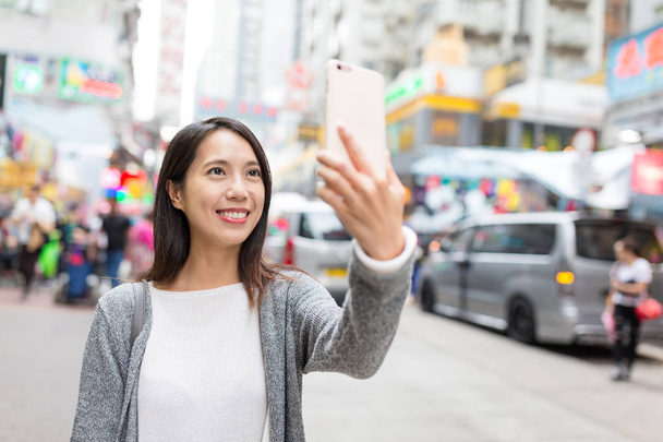Nainen, jolla on selfie matkapuhelimen kanssa
  - Valokuva, kuva