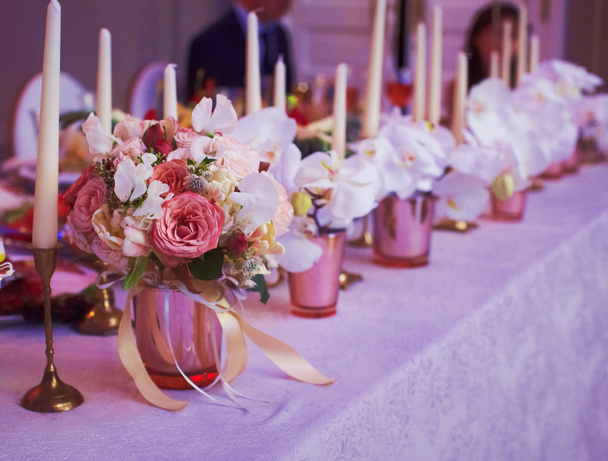 Luxury zdobią kwiaty róże i storczyki hall uroczystości w pałacu - Zdjęcie, obraz