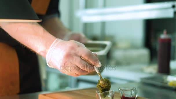 Chef of the restaurant prepares dishes in the kitchen. 4k - Video, Çekim