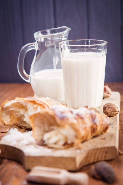 croissant with milk - Foto, afbeelding