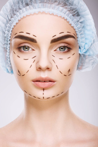 femme avec lignes de perforation sur le visage
 - Photo, image