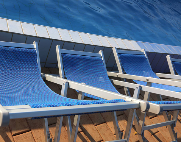 cadeiras de convés na borda da piscina de um spa
 - Foto, Imagem