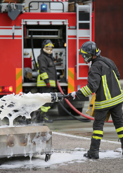 Tűzoltó képzés és tüzet tűzoltó hab-és teherautó  - Fotó, kép