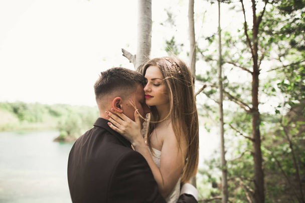 Beijar casal de casamento na primavera natureza close-up retrato - Foto, Imagem