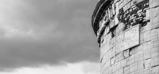 Гробница Цецилии Метеллы в Риме (Черно-белая
) - Фото, изображение