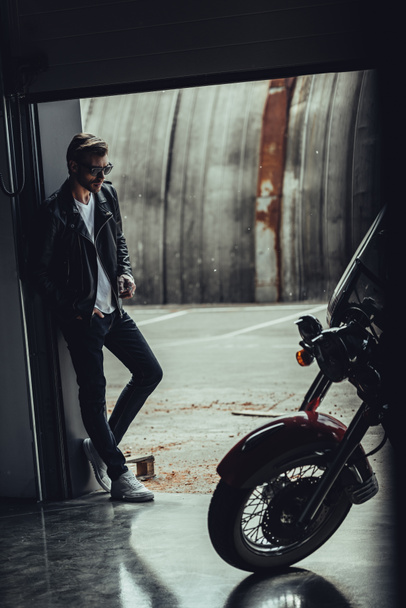 Motosiklet ile şık adam  - Fotoğraf, Görsel
