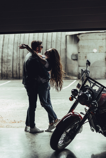 若いカップルのバイク  - 写真・画像