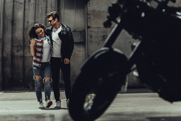 Jovem casal com motocicleta
  - Foto, Imagem