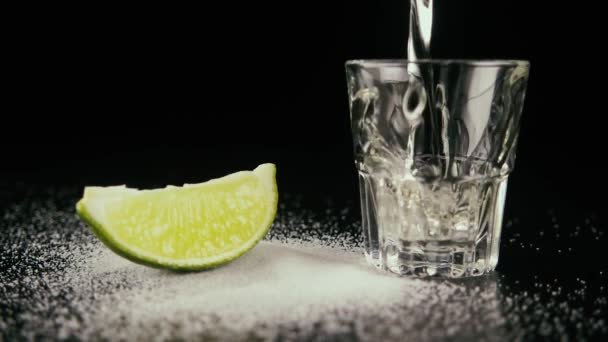 Giet een shot tequila. Slow motion - Video