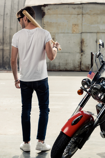 Elegancki mężczyzna z motocykl  - Zdjęcie, obraz