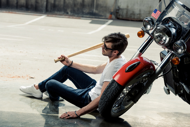 Tyylikäs mies moottoripyörä
  - Valokuva, kuva