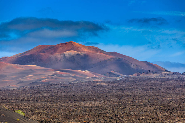 美しいランサローテ島の多くの火山の一つでゲームを着色. - 写真・画像