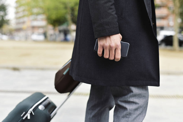 üzletember, targonca, táskába és smartphone - Fotó, kép