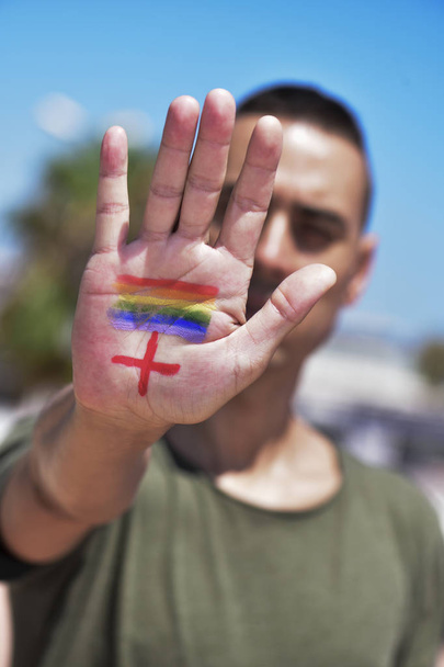 drapeau arc-en-ciel et signe plus, pour les personnes LGBTI séropositives
 - Photo, image