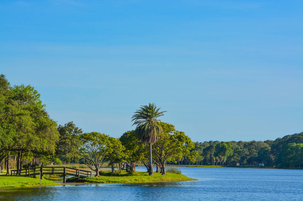 Una bella giornata per una passeggiata e la vista del ponte di legno per l'isola a John S. Taylor Park a Largo, Florida
. - Foto, immagini
