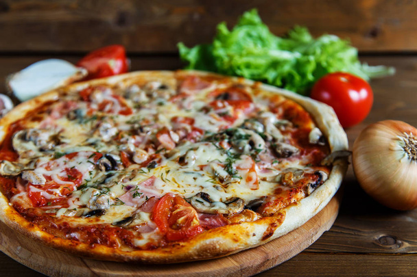 Delicious homemade pizza with mozzarella, mushrooms, tomatoes an - Fotoğraf, Görsel