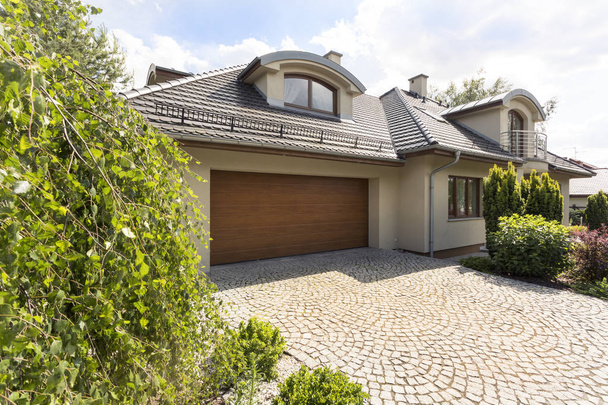 Detached house exterior with cobblestone driveway - Foto, afbeelding