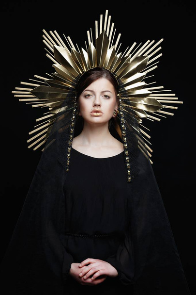 woman in golden headdres - Foto, Bild