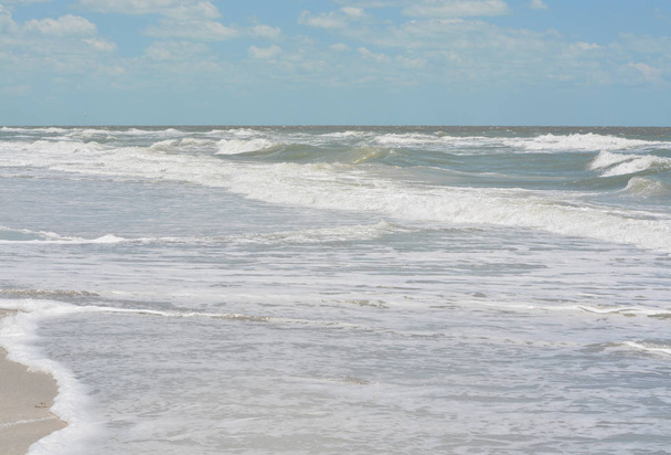 Τραχύ σερφάρετε στο ινδικό βράχους παραλία στον κόλπο του Μεξικού στη Φλόριντα. - Φωτογραφία, εικόνα