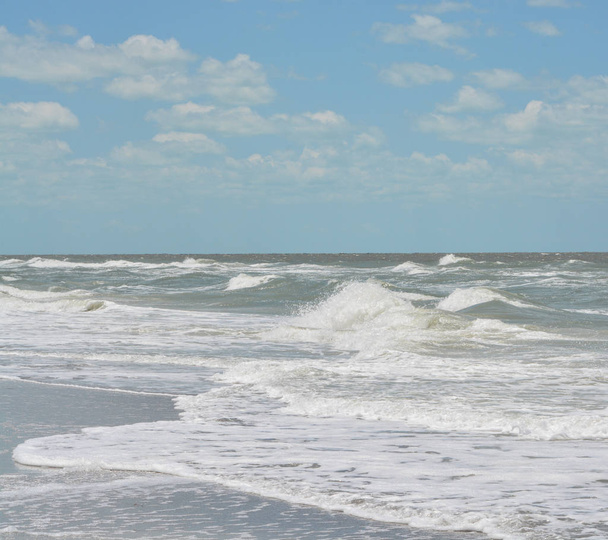 Durva surf, Indian Rocks Beach Florida a Mexikói-öböl. - Fotó, kép