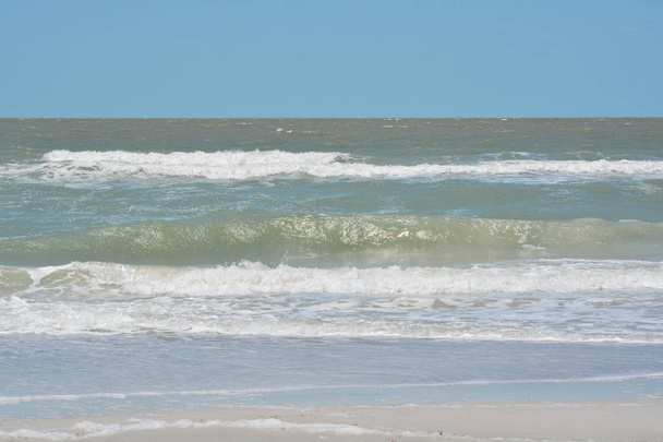 インディアン ・ ロック ・ ビーチ、フロリダ州のメキシコ湾の波はあります。. - 写真・画像