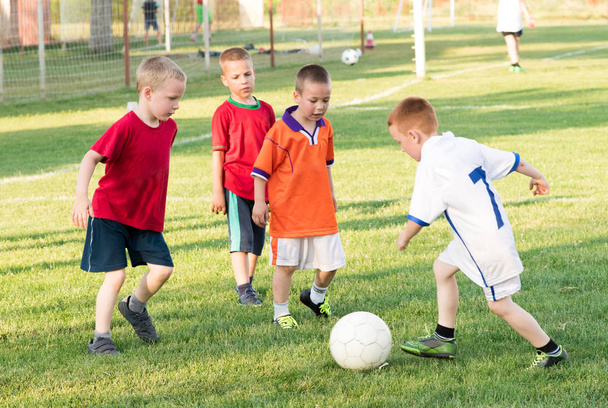 Lapset jalkapallo jalkapallo - lapset pelaajat ottelu jalkapallokenttä
  - Valokuva, kuva
