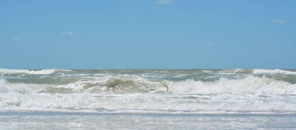 Серфинг на берегу Мексиканского залива в Индиан-Рокс-Бич, Флорида
. - Фото, изображение