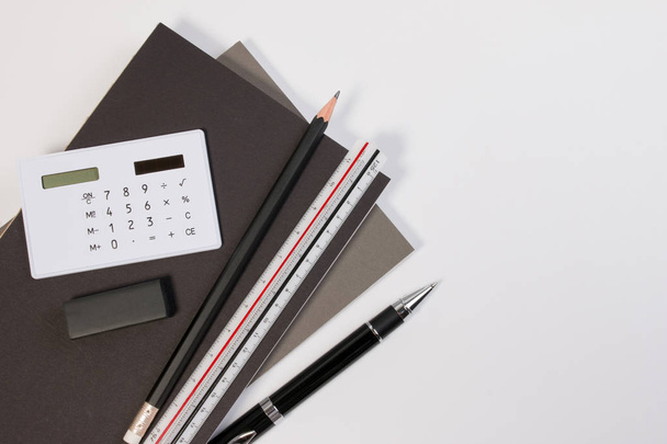 Table de bureau moderne avec livre de fournitures scolaires modernes, règle de stylo et calculatrice
. - Photo, image