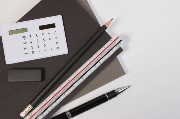 Table de bureau moderne avec livre moderne de fournitures d'affaires, règle de stylo et calculatrice
. - Photo, image