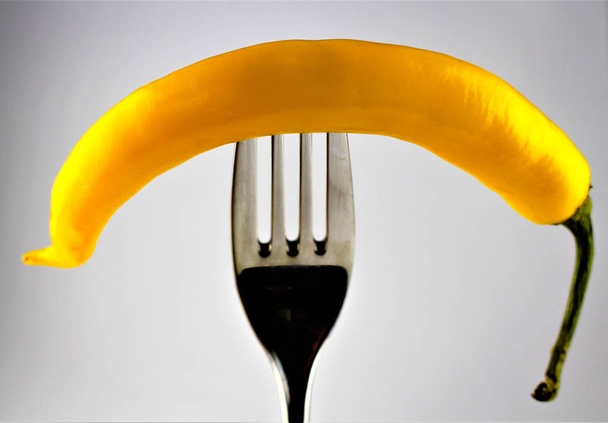 Una imagen de un peperoni en un tenedor
 - Foto, imagen