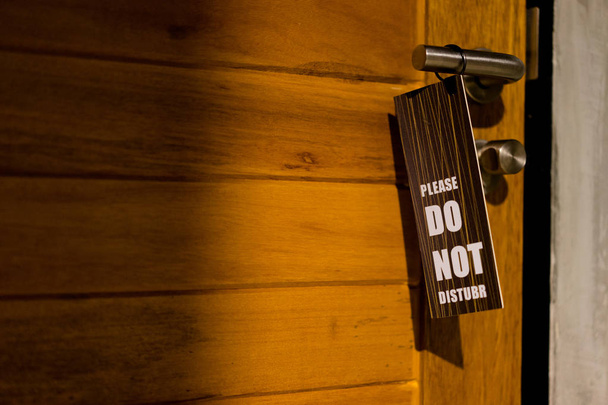 Zamknięte drzwi pokoju hotelowym z proszę nie przeszkadzać znak, prywatny pokój - Zdjęcie, obraz