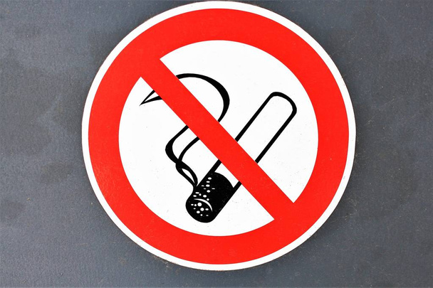 Une image d'un panneau anti-tabac
 - Photo, image