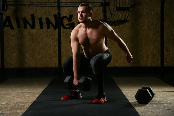 sportif faisant de l'exercice avec haltère en salle de gym
 - Photo, image