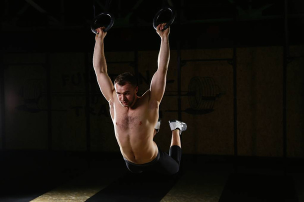 Muž cvičení s gymnastické kruhy - Fotografie, Obrázek