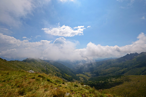 Valle alpino visto desde la cima
 - Foto, imagen