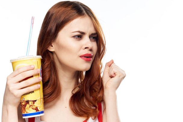 Женщина с охлаждающим напитком на изолированном фоне, рыжая женщина пьет
 - Фото, изображение