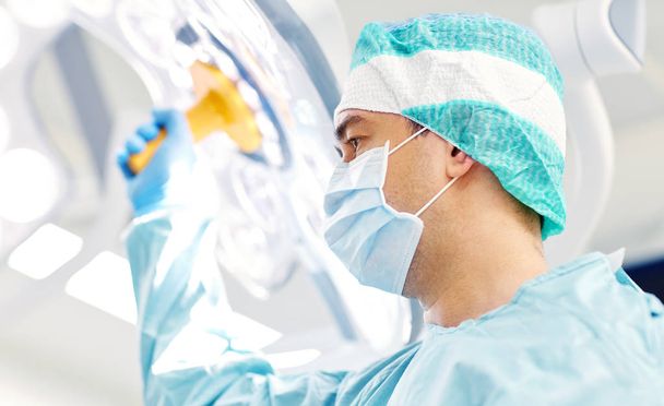 surgeon in operating room at hospital - Fotoğraf, Görsel