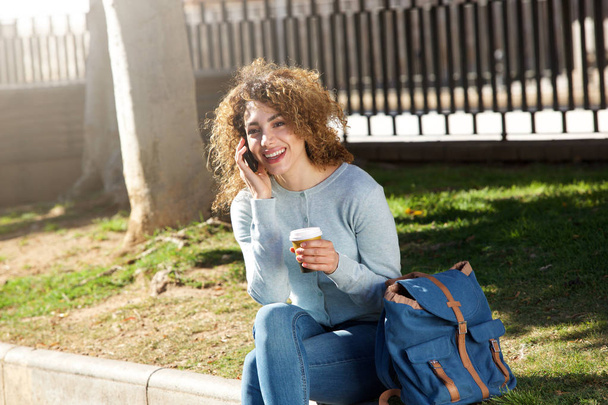 kobieta uśmiechając się w parku  - Zdjęcie, obraz